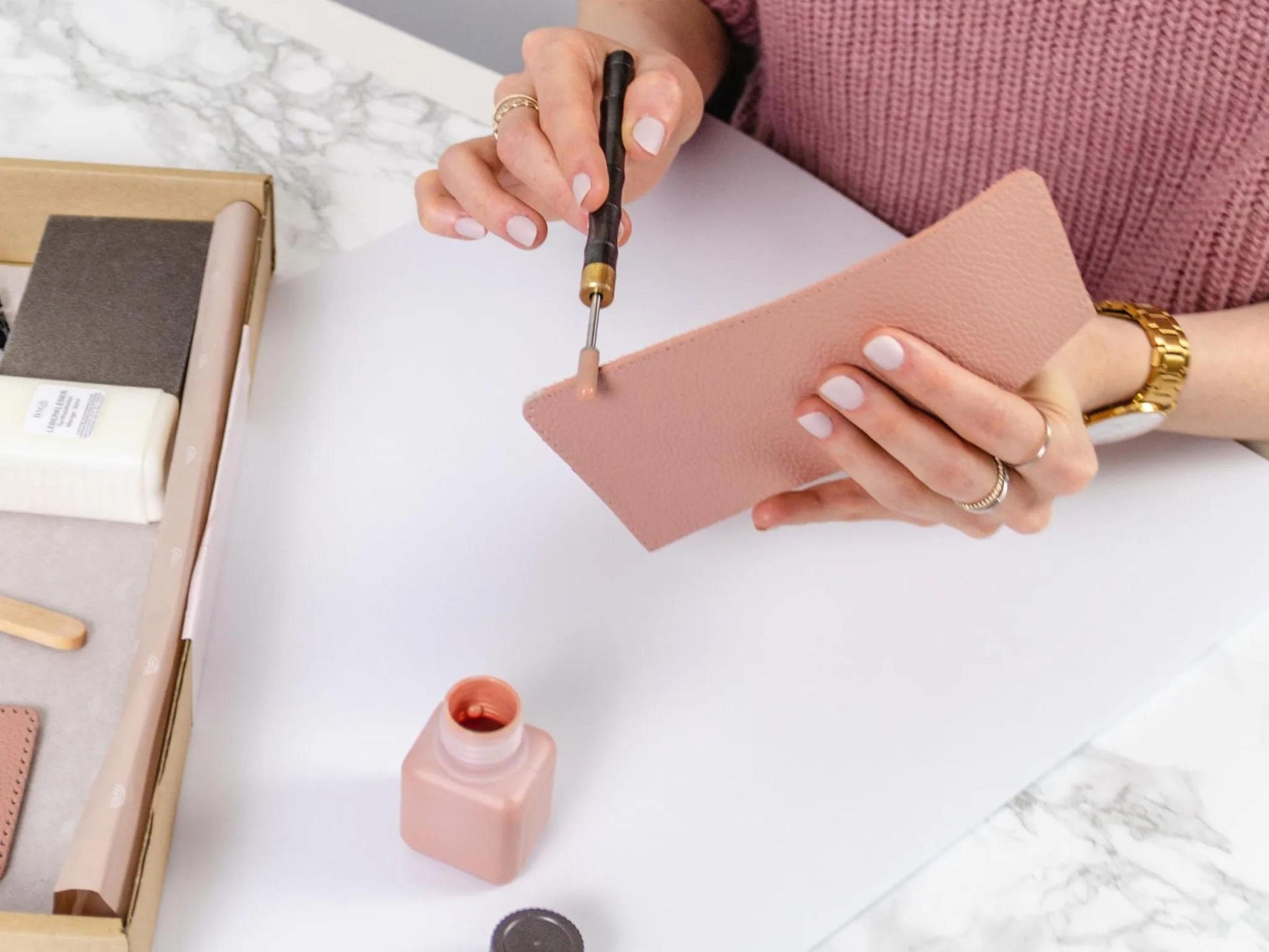 Werkzeugset für Leder-Kantenbearbeitung: Base Coat, Kantenfarbe, Kantenroller, Schleifschwamm