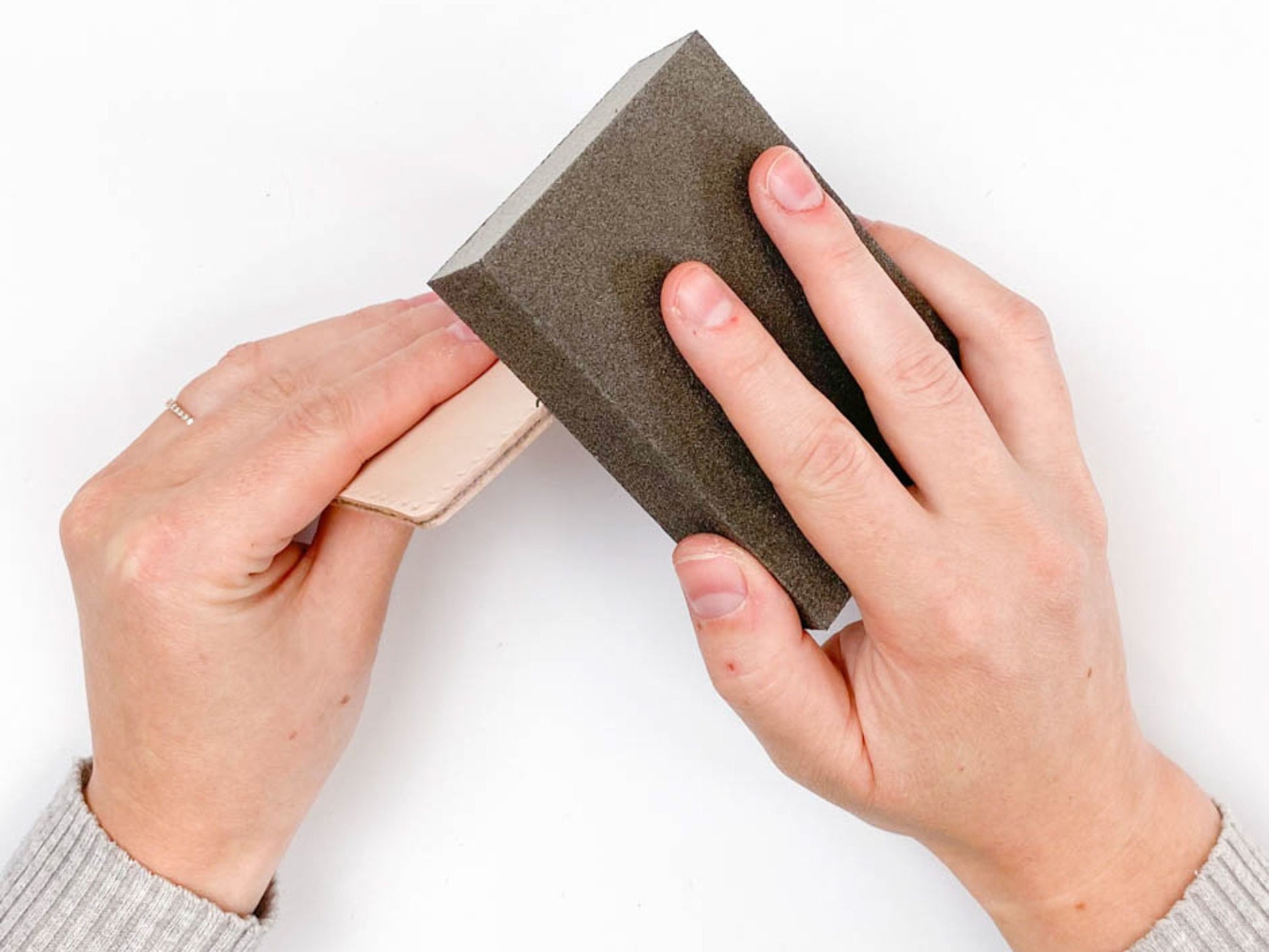 Set d'outils pour le traitement des bords du cuir : Base Coat, peinture pour bords, rouleau pour bords, éponge abrasive